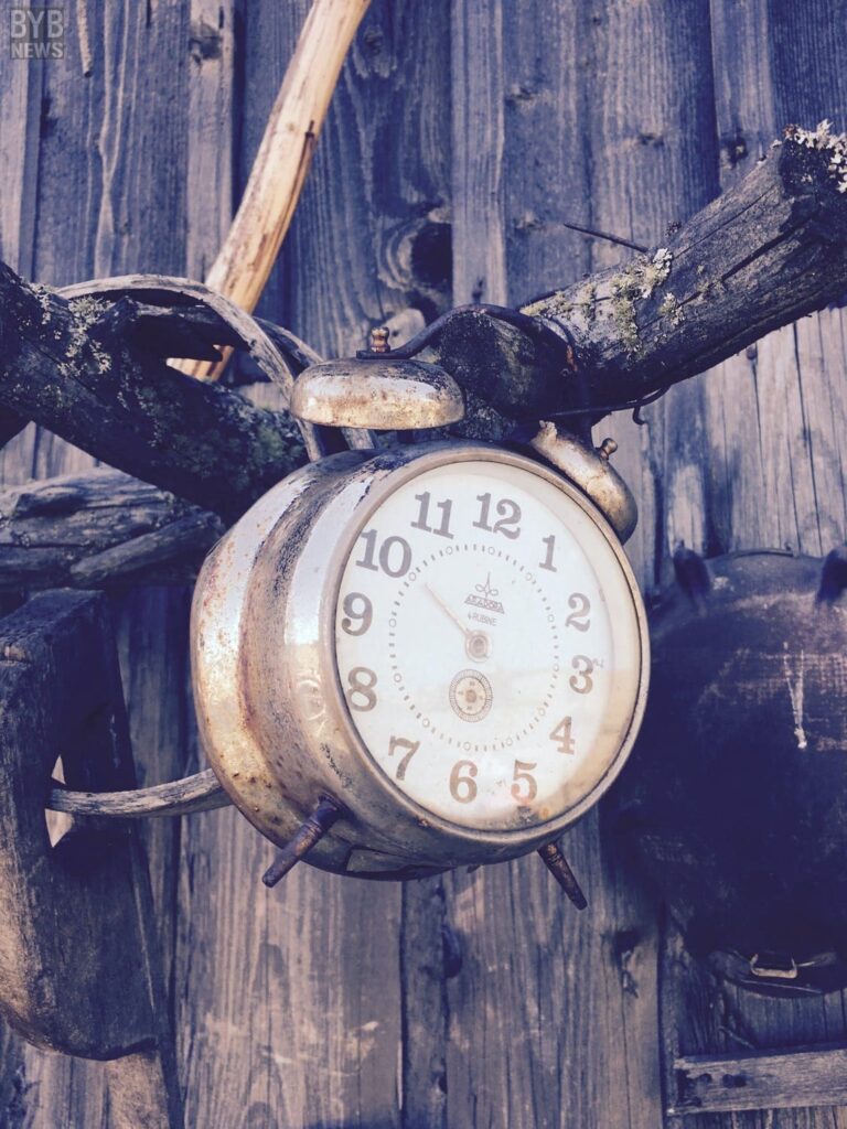 Outline A Vintage Look with Antique Clock